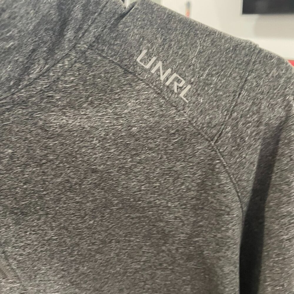 UNRL Quarter zip size Medium